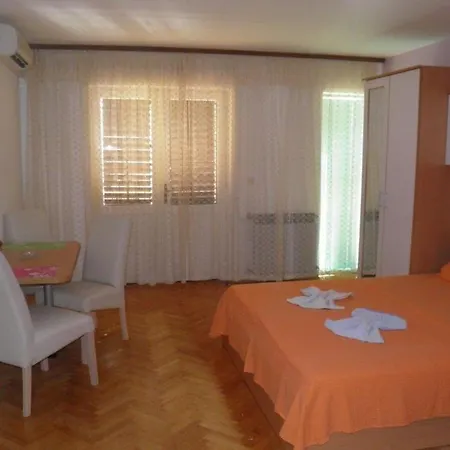 Vese - 200 M From Beach Apartment
